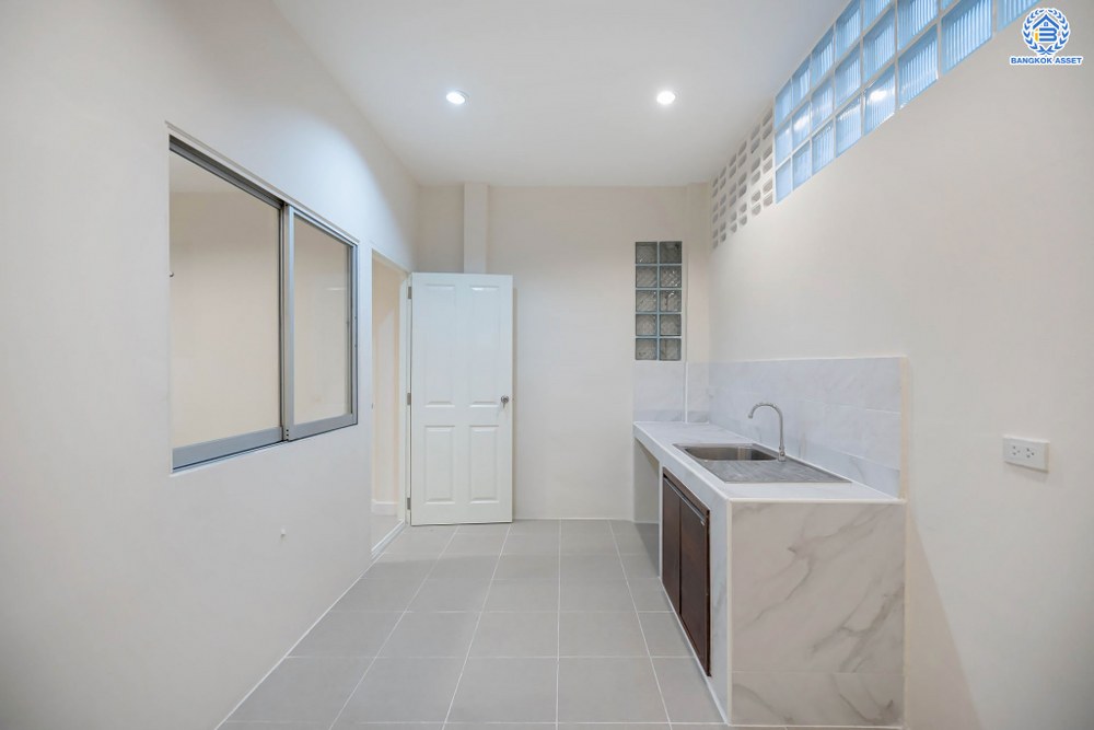 บ้านมือสองตกแต่งใหม่ โครงการ ไชน่าทาวน์ รามอินทรา8 เนื้อที่ 22 ตร.ว. ฟังก์ชัน 3 ห้องนอน 3 ห้องน้ำ 1 ที่จอดรถ บนทำเลศักยภาพ เชื่อมต่อถนนรามอินทรา ถนนลาดปลาเค้า ถนนเกษตรนวมินทร์ ใกล้รถไฟฟ้าสายสีเชียว "สถานีเสนานิคม" และทางด่วน "ฉลองรัช"